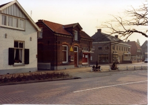 F5902 Hoek Zutphenseweg- Burg. Galleestraat 1985 2